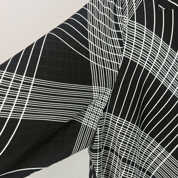 Chico's Black Button Up Asymmetrical Rosalind Graphic Grid Shirt Size 2 Blouse - Picture 4 of 10